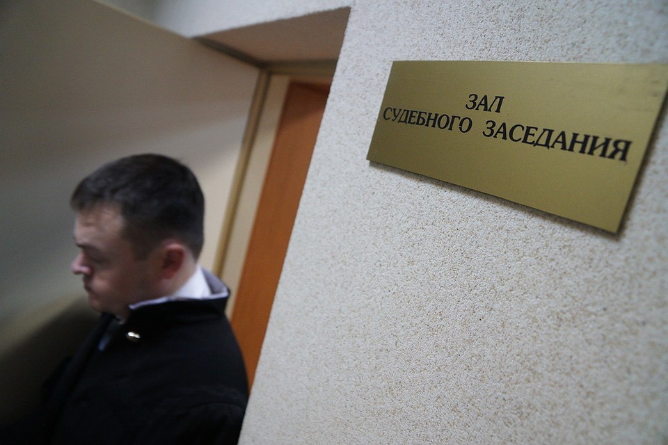мужчина схватил 15 тысяч рублей при хозяевах квартиры и сбежал.