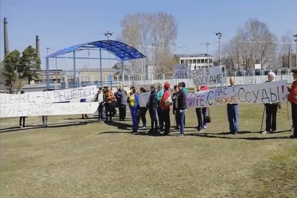 В Бирюсинске люди вышли на митинг. ФОТО: скриншот из соцсетей.