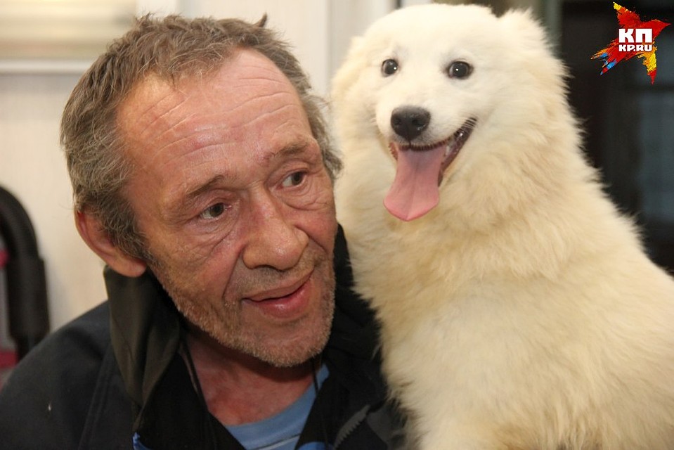 Счастливый хозяин со своим питомцем