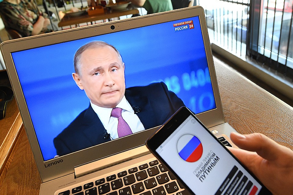 Во время прямой трансляции телепрограммы "Прямая линия с Владимиром Путиным" в одном из кафе Екатеринбурга. ФОТО Донат Сорокин/ТАСС