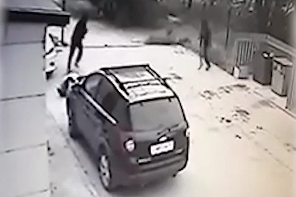 Злоумышленники избивали мужчину ногами и металлическим прутом
