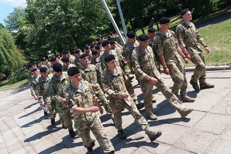 Морские пехотинцы вышли на плац и выстроились перед президентом страны и руководством украинской армии в черных беретах