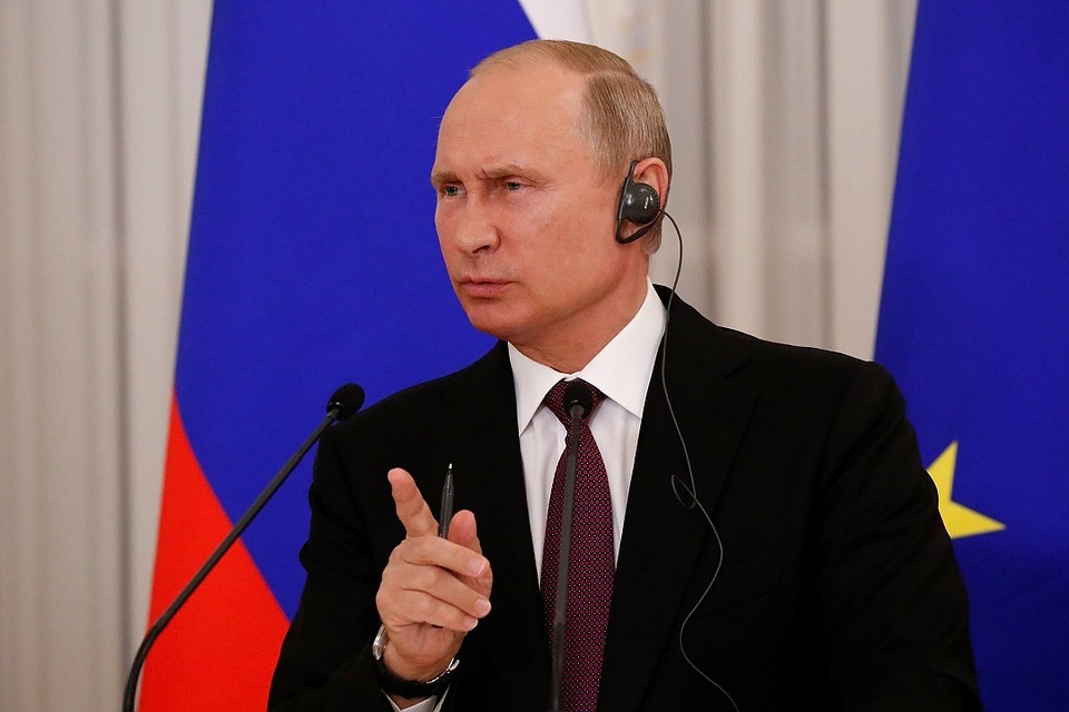 Президент РФ Владимир Путин на пресс-конференции по итогам переговоров с президентом Франции Эммануэлем Макроном