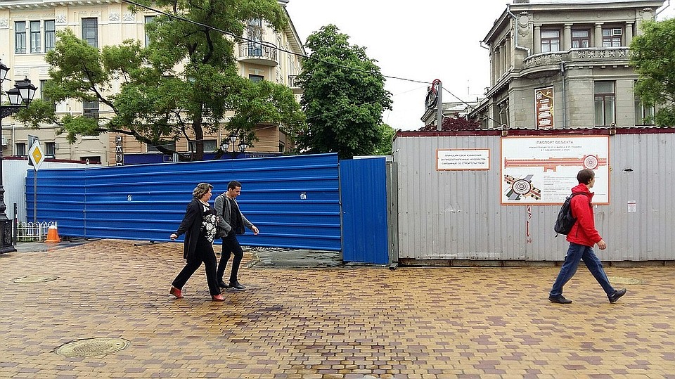 Высоченный забор вырос посреди пешеходной зоны.