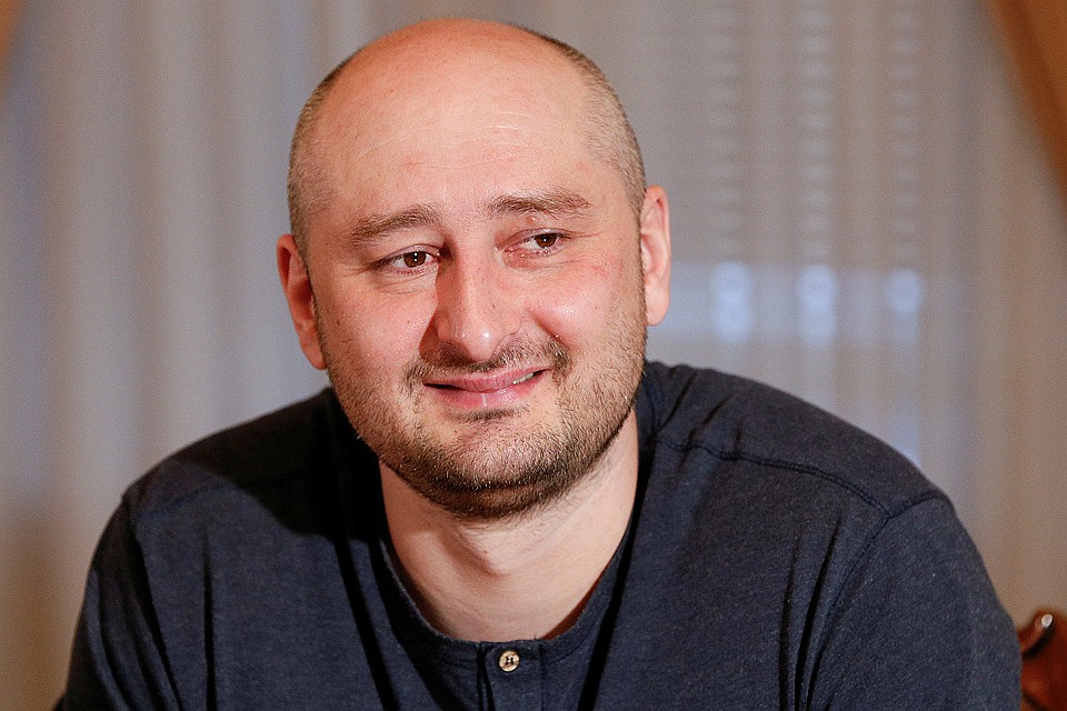 Аркадий Бабченко во время интервью