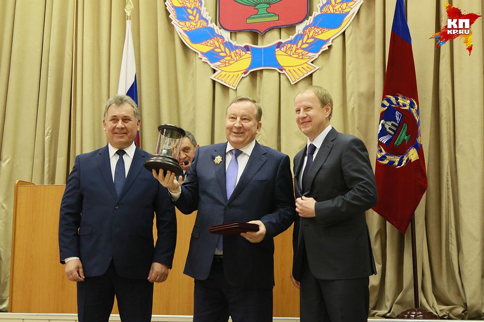 Спикер Алтайского заксобрания Александр Романенко (слева), Александр Карлин, ВРИО губернатора края Виктор Томенко (справа).