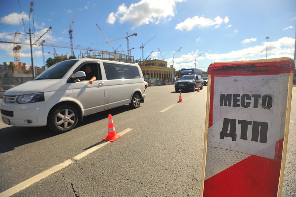В Пскове 30 мая на мосту Александра Невского столкнулись два автомобиля.