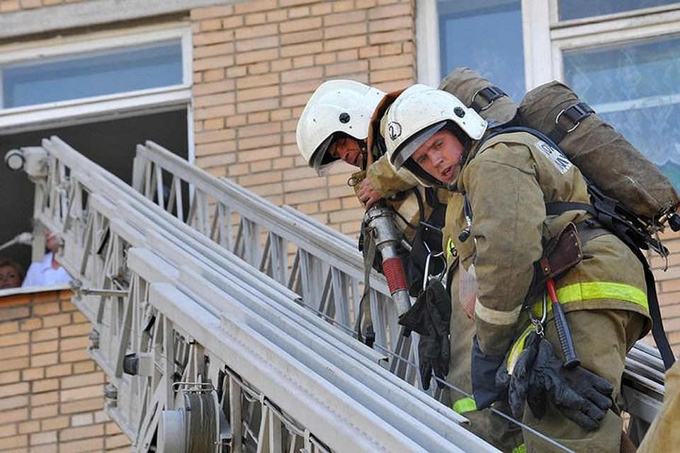 Пожарные эвакуировали одну их жительниц дома по летнице