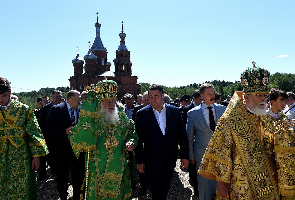 Губернатор Игорь Руденя принял участие в крестном ходе. Фото: пресс-служба ПТО