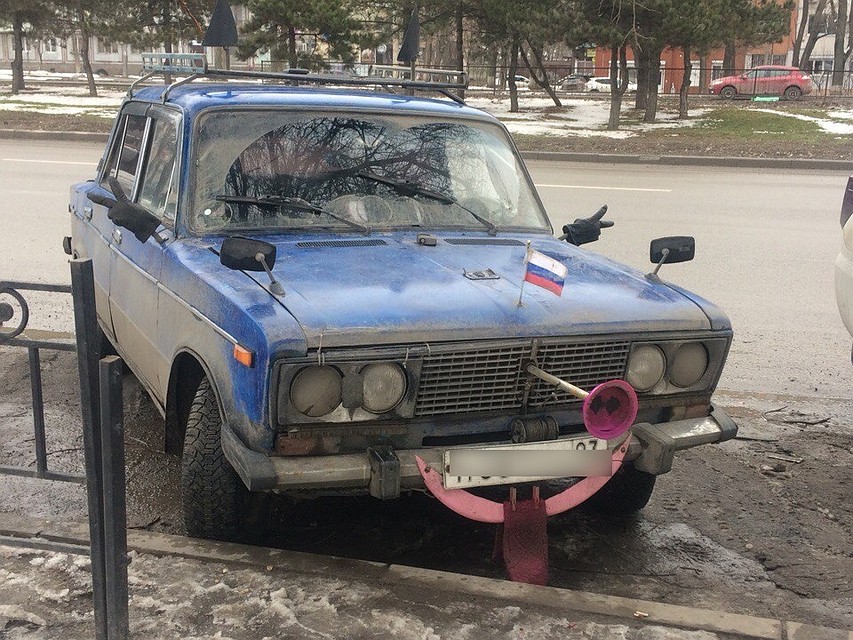 Необычный автомобиль, курсирующий по улицам Ростова-на-Дону, засняли горожане. Фото: Козлова Надежда, группа Вконтакте "Ростов. Главный".