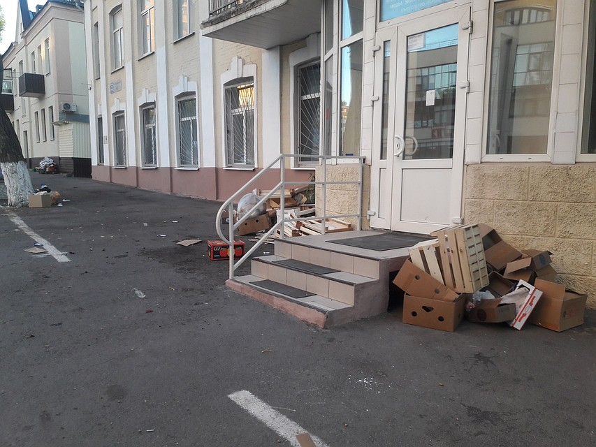 В городской паблик попали фото безобразия, которое оставляют после себя торговцы. Фото: группа Вконтакте "Ростов-Главный"