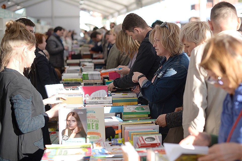 Покупатели книг на Красной площади.