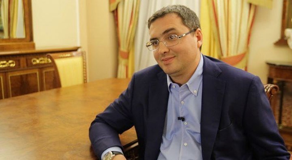 Ренато Усатый показал сертификат Интерпола, свидетельствующий о его удалении из базы международной полиции