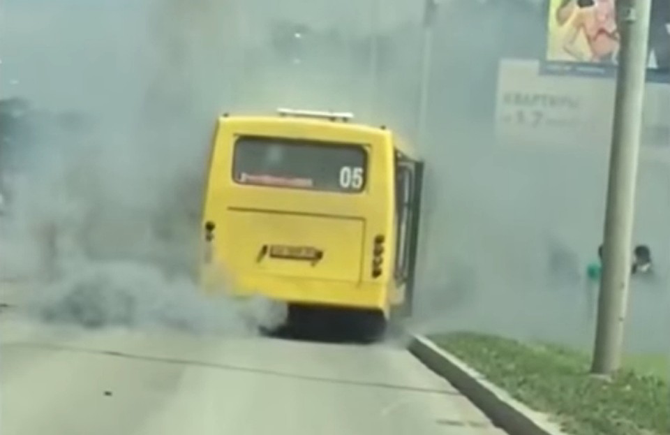 Автобус задымился на ходу Фото: скриншот с видео e1.ru