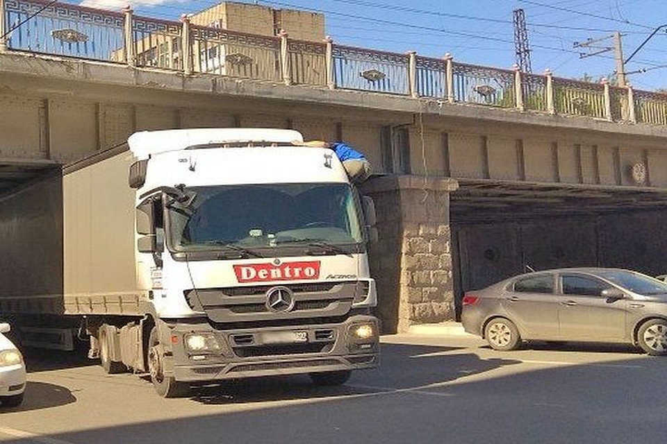 Застрявшая фура заняла две полосы.