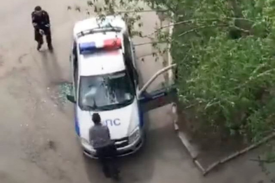 Полицейские выстрелили в челябинца, который угрожал им палкой.