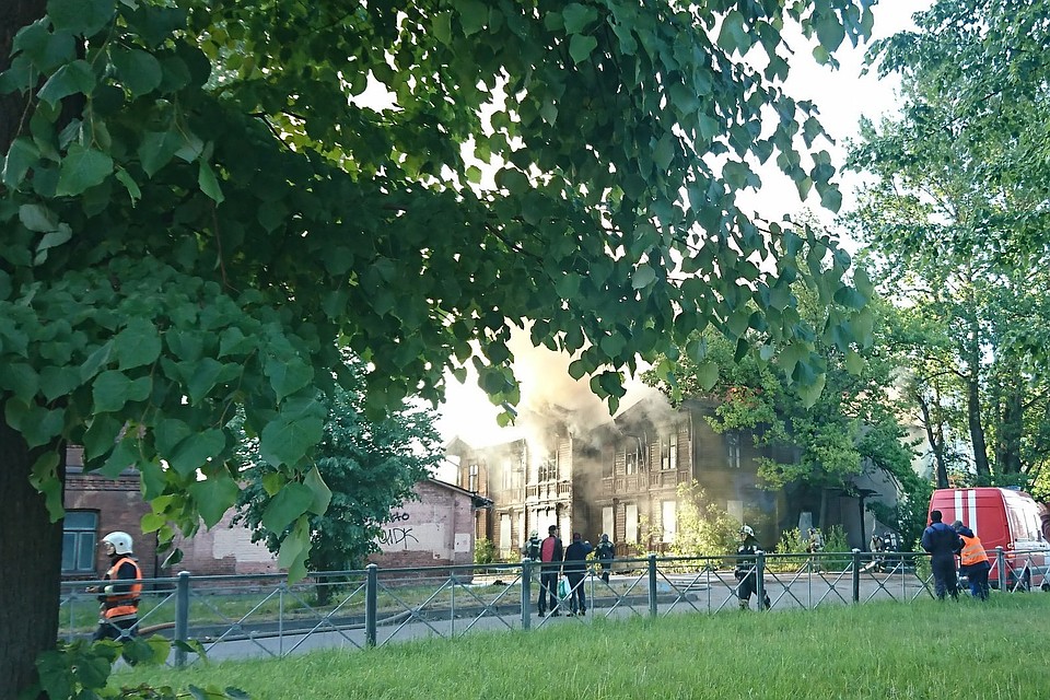 Пожар произошел в нежилом здании на Обводном канале. Фото: группа Вконтакте "ДТП и ЧП | Петербург".