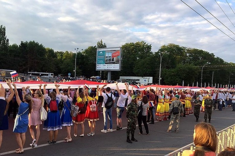 В прошлом году в Ростове-на-Дону развернули самый большой флаг в стране. Фото: Правительство РО