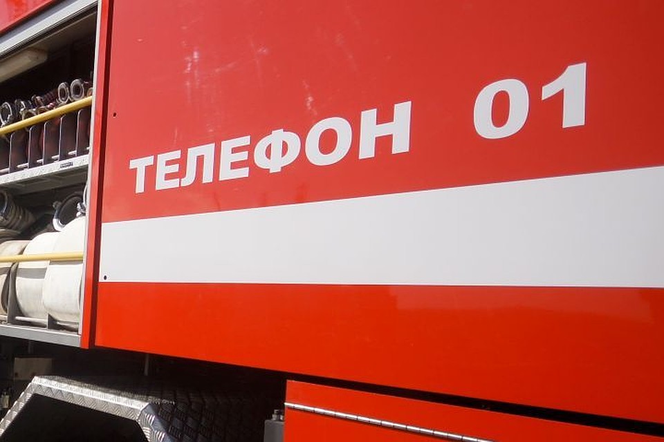 На месте ЧП работали две пожарные машины.