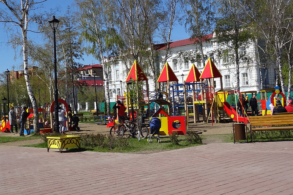 В Сургуте восьмилетняя девочка сломала руку и травмировала голову из-за поломанного мостика на детской площадке