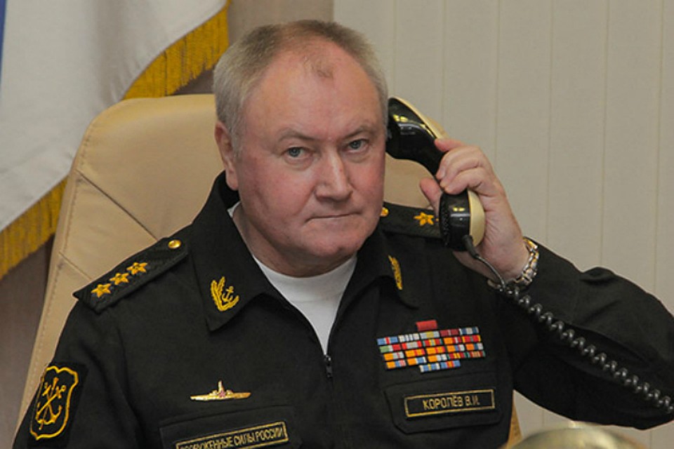 Главком выслушает доклад командующего Северным флотом. Фото: Минобороны РФ