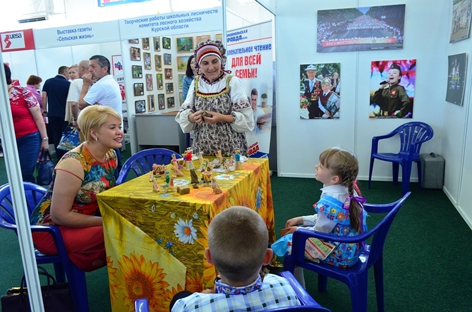Мастер-класс показали дети, запечатленные на одном из фото вытсавки