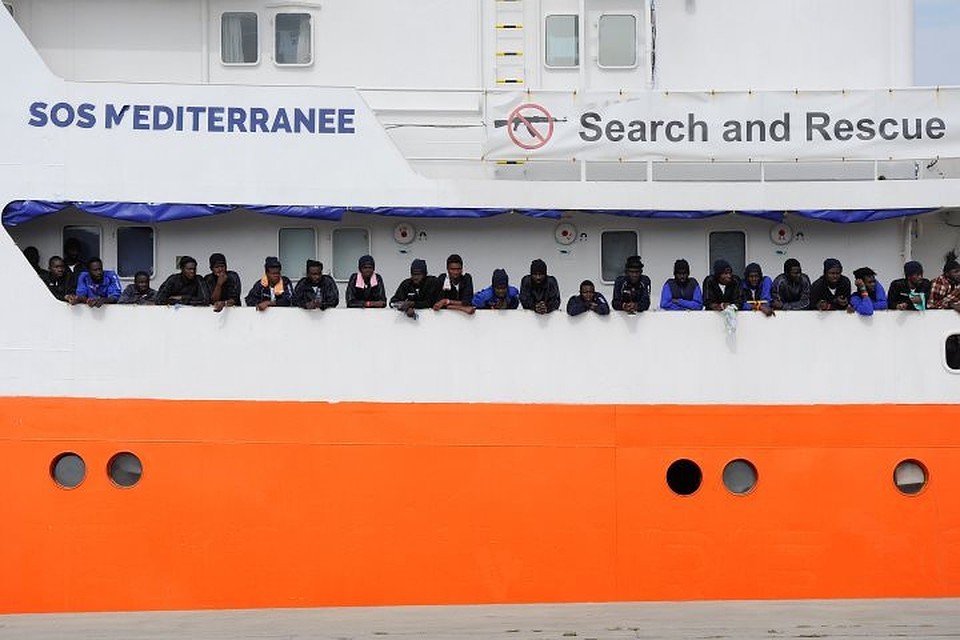 Спасенные мигранты на борту судна Aquarius, принадлежащего неправительственной организации SOS Mediterranee