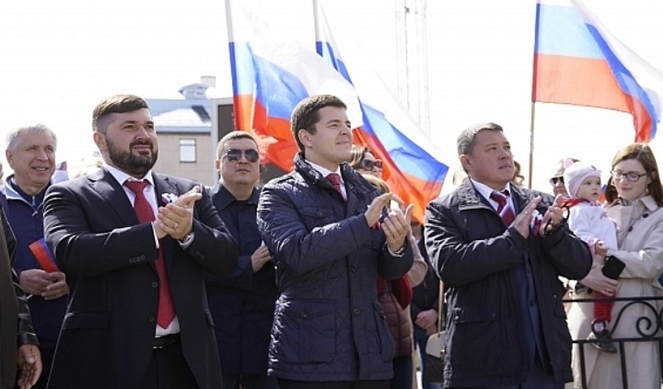 В рамках празднования Дня России состоялось вручение первых паспортов учащимся школ города Салехарда. Фото с сайта правительства ЯНАО