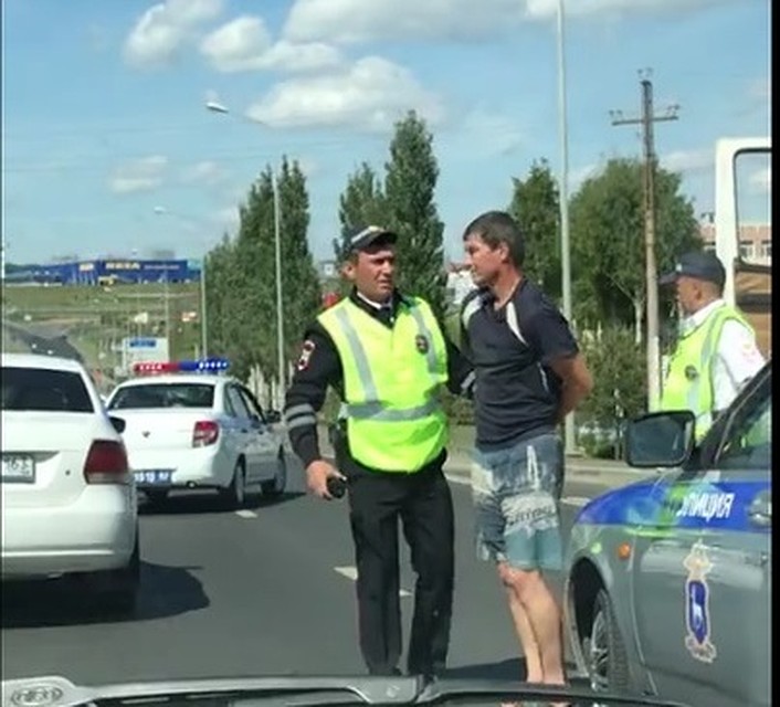 Происходящее запечатлели проезжавшие мимо автолюбители, которым пришлось из-за задержания постоять в пробке