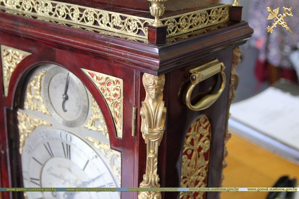 Фото с сайта customs.gov.by Гомельские таможенники изъяли часы XVIII века