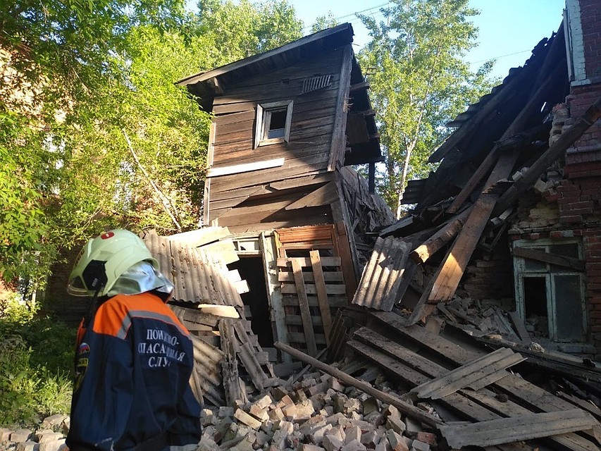 В центре Томска обрушился заброшенный дом. Фото: Томская ПСС.