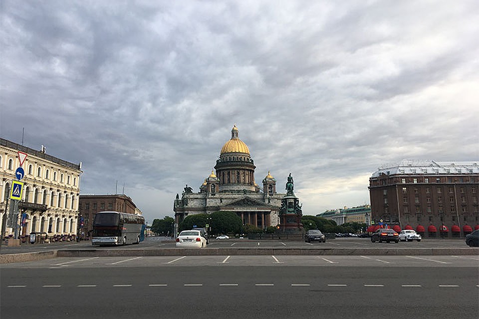 Редкое природное явление в Санкт-Петербурге - серебристые облака.