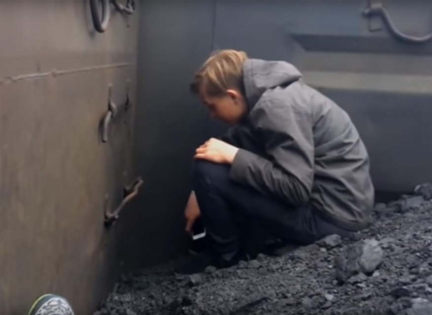 Соратник блогера в вагоне с углем.