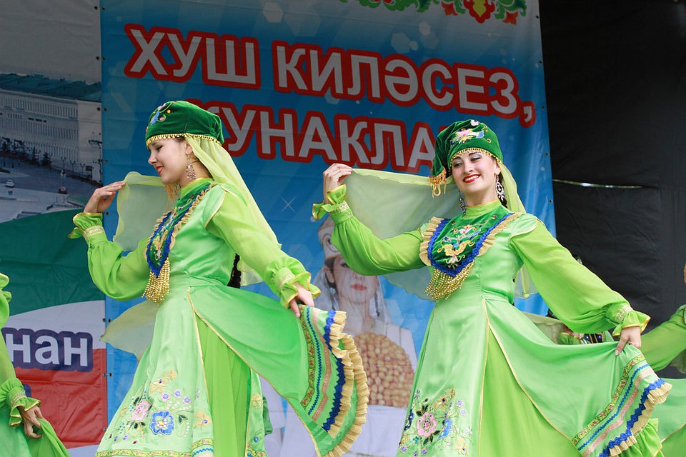 Во время Сабантуя на «Бирюзовой Катуни» будет проходить выставка-ярмарка изделий народных умельцев: картины, лепнина, национальная одежда и обувь.