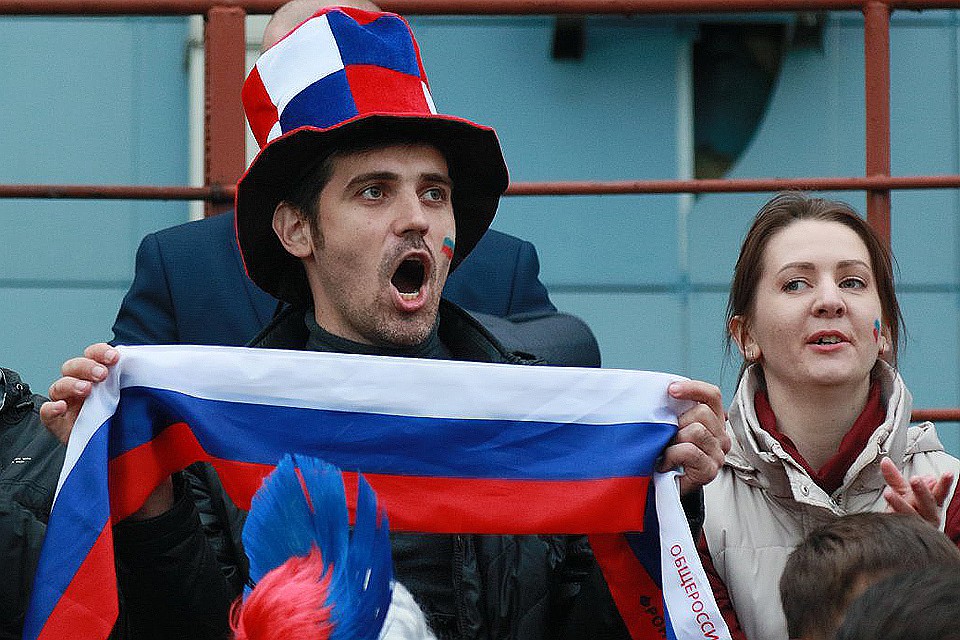 Болельщики российских футболистов в фан-зоне, организованной в Барнауле.