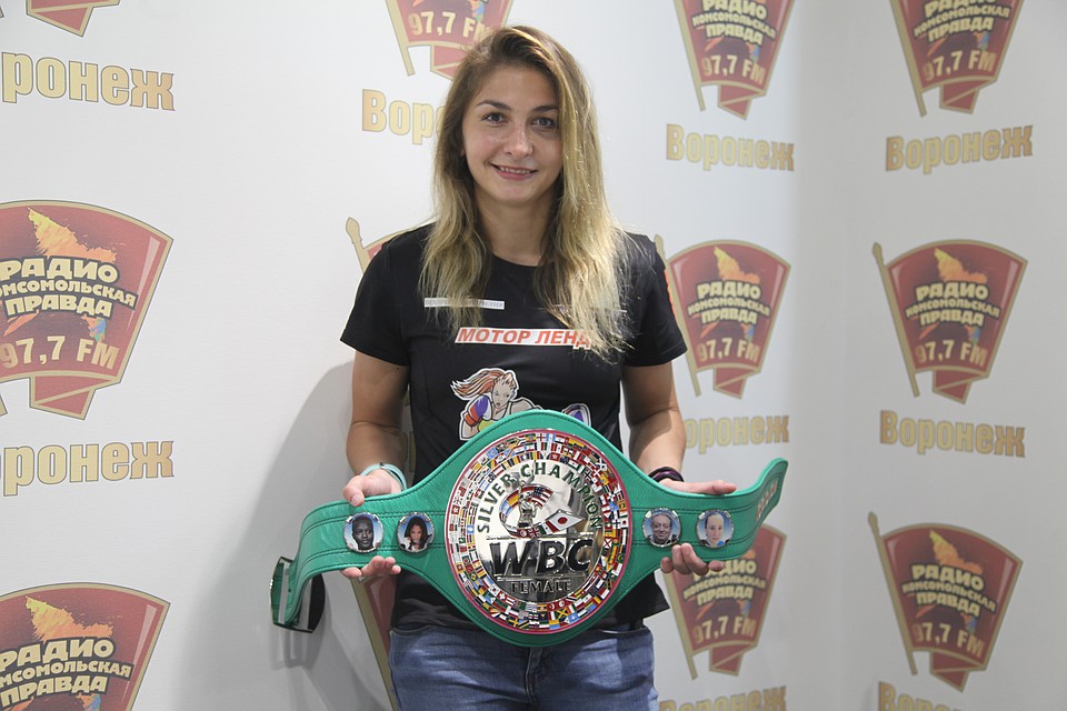 Таня побывала в студии "КП" вместе с чемпионским поясом.