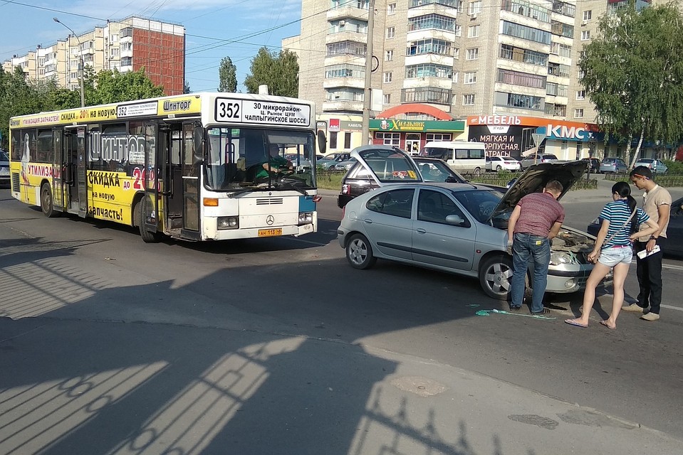 Авария с автобусом на улице Водопьенова