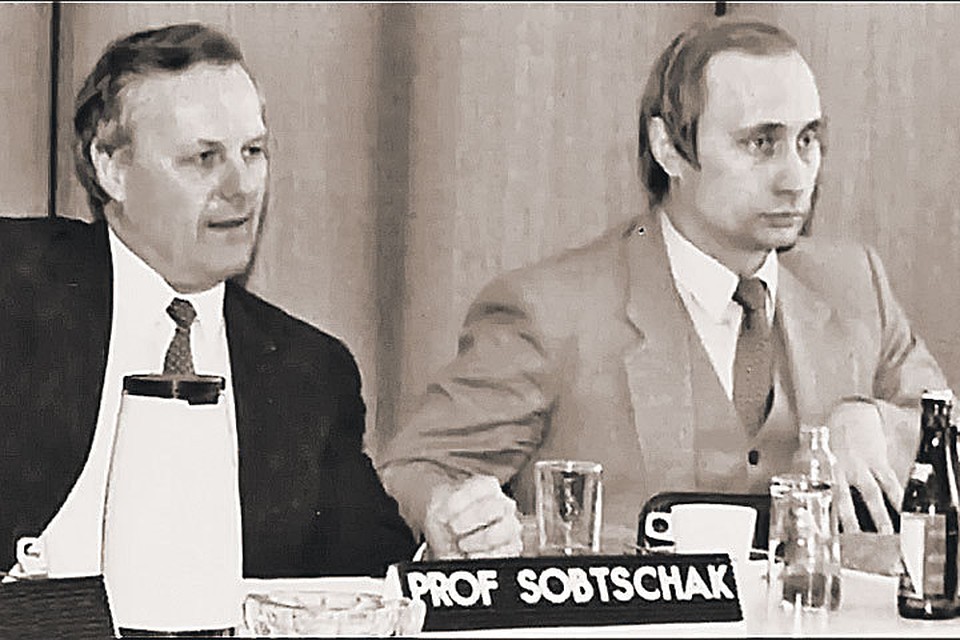 1990 год. В команде главы Ленсовета Анатолия Собчака появляется Владимир Путин - помощник ректора Ленинградского госуниверситета. Через семь лет он рискнет карьерой в Кремле ради бывшего босса. Фото: youtube.com