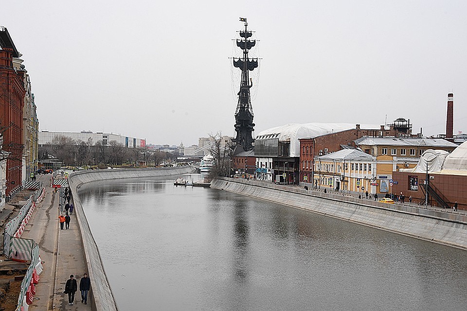 Водолазы проверят состояние подводного газопровода рядом с памятником Петру I