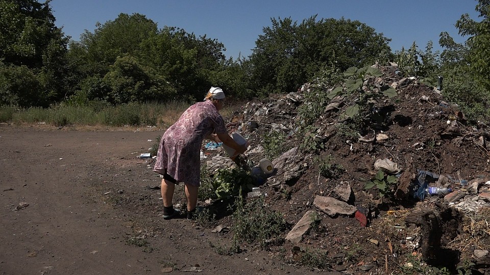 В Горняцком районе Макеевки на улице Шахтостроителей поселка Красной Звезды экологами была обнаружена одна из таких свалок. Ее создатели - местные жители