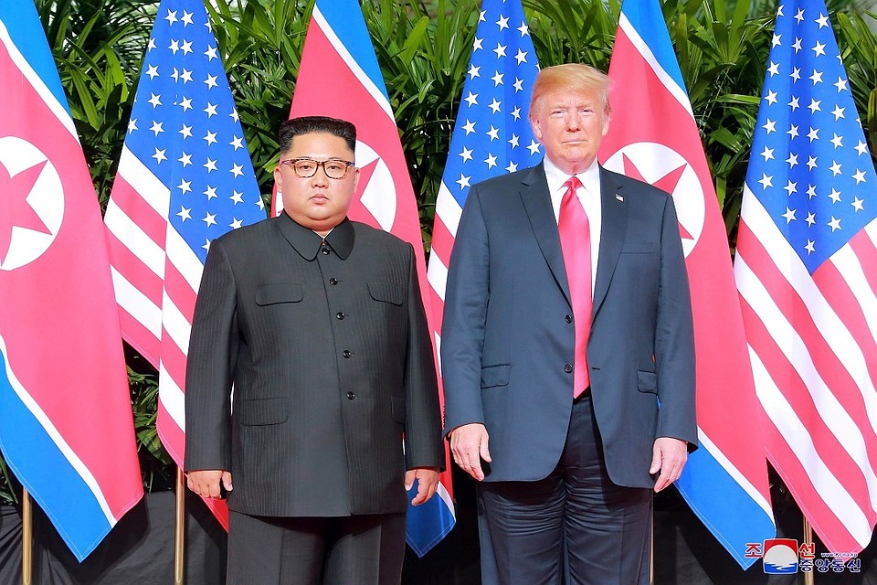Президент США Дональд Трамп и лидер КНДР Ким Чен Ын