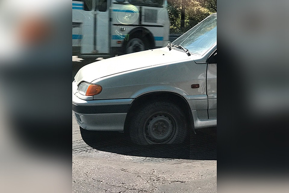 Машина завязла в асфальте