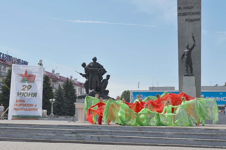 На сцене выступили лучшие брянские коллективы.