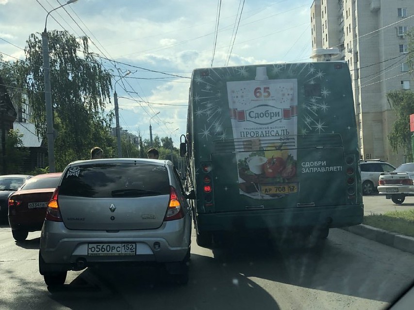 В Нижнем Новгороде столкнулись иномарка и маршрутка №10