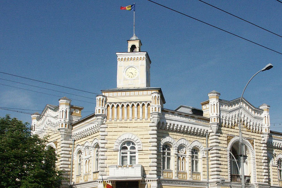 В мэрии решили пустить сэкономленные средства на надбавки к зарплатам.