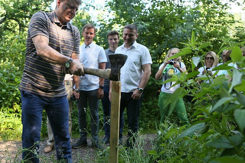 В минувшую субботу, 30 июня официально дали страт работам по обустройству тропы – забили символические колышки у ее начала. Фото: пресс-служба администрации города