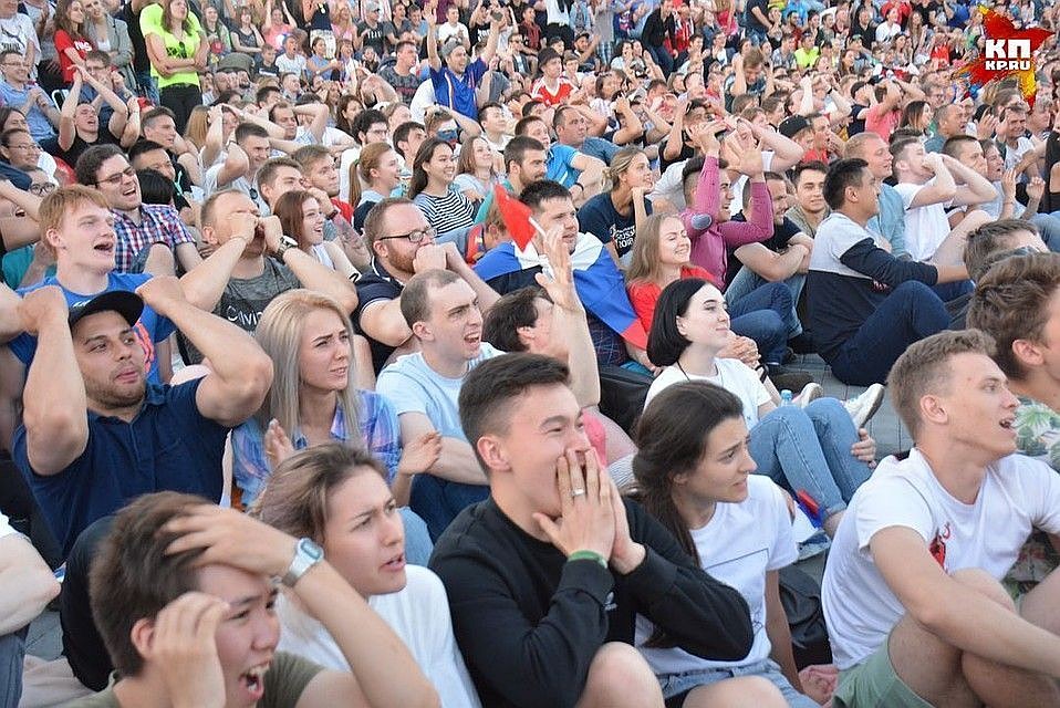 Многие новосибирцы ходят болеть в фан-зону.