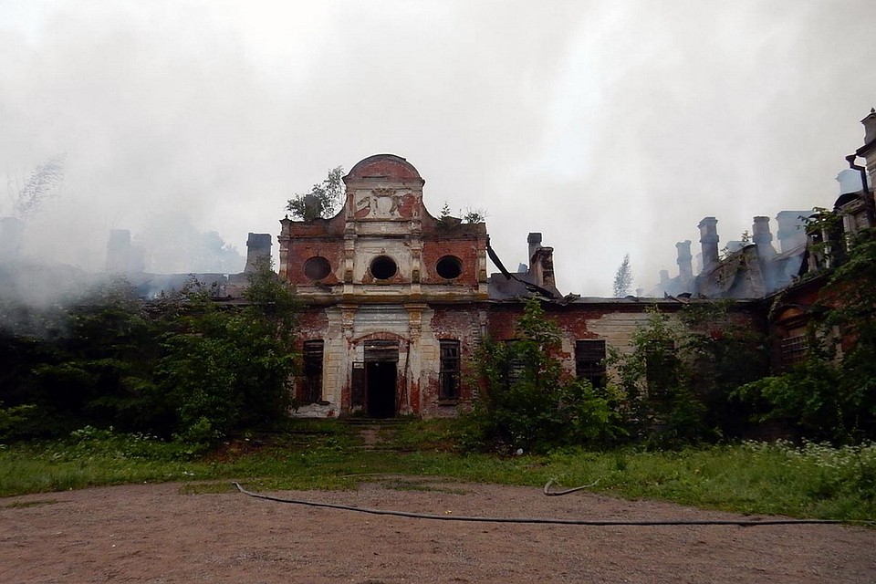 Памятник сгорел в ночь на 2 июля. Фото: Инна Николаева.