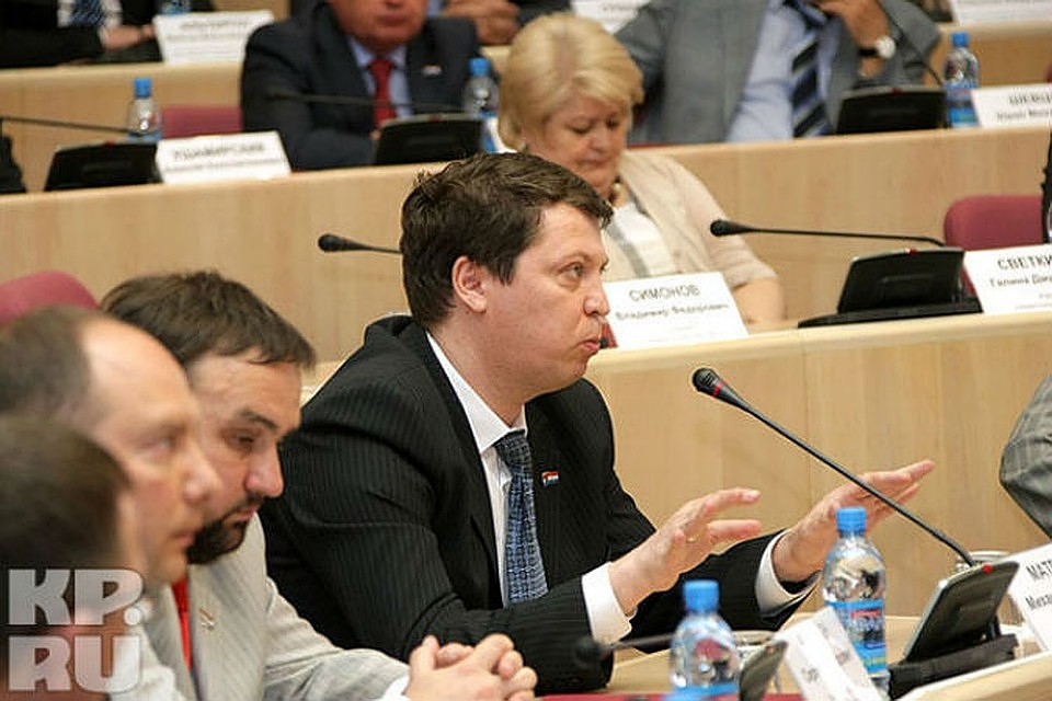 Члены КПРФ первыми вышли из зала заседания