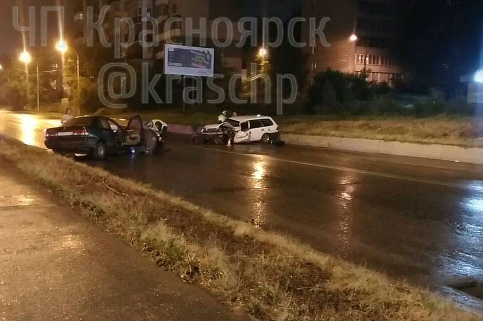 Также по сообщениям очевидцев, в аварии пострадали четыре человека. Насколько серьезные травмы у людей, пока не ясно. Фото: "ЧП-Красноярск"
